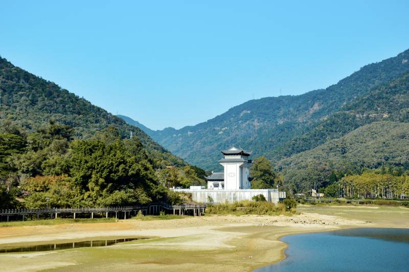 山水環繞的古塔