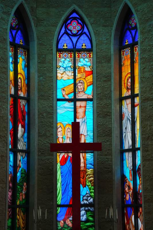 教堂彩窗與十字架