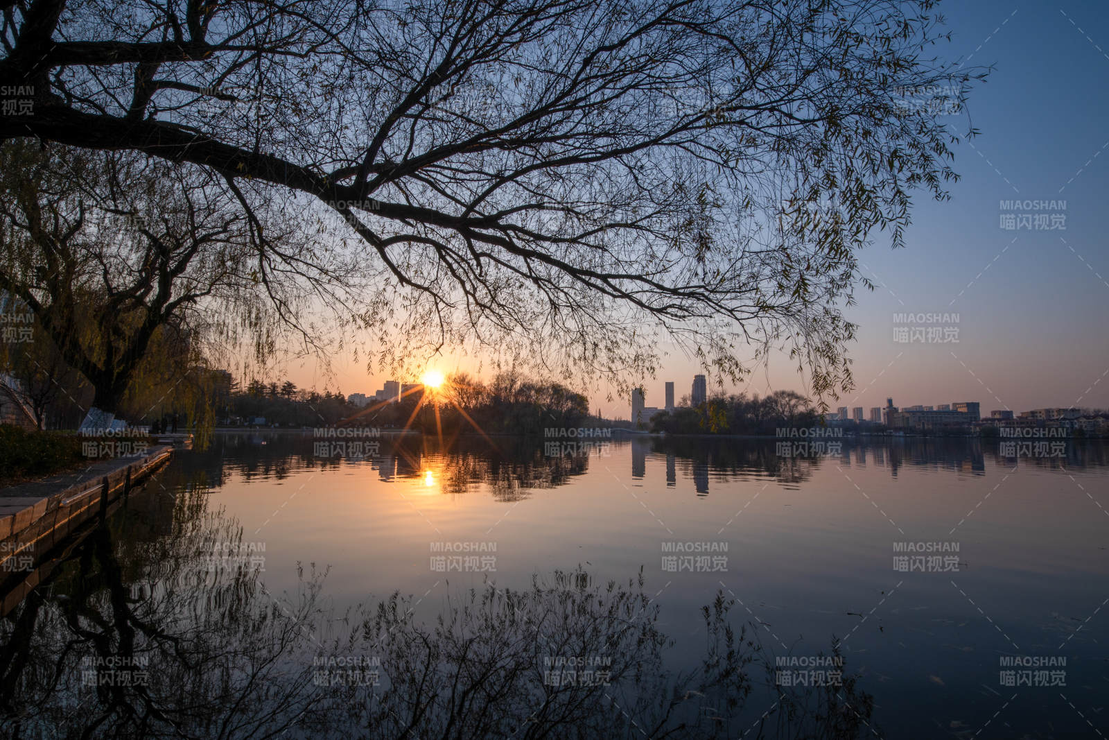 湖畔日落靜謐美