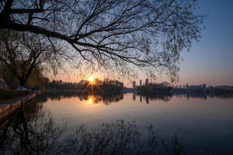 湖畔日落静谧美