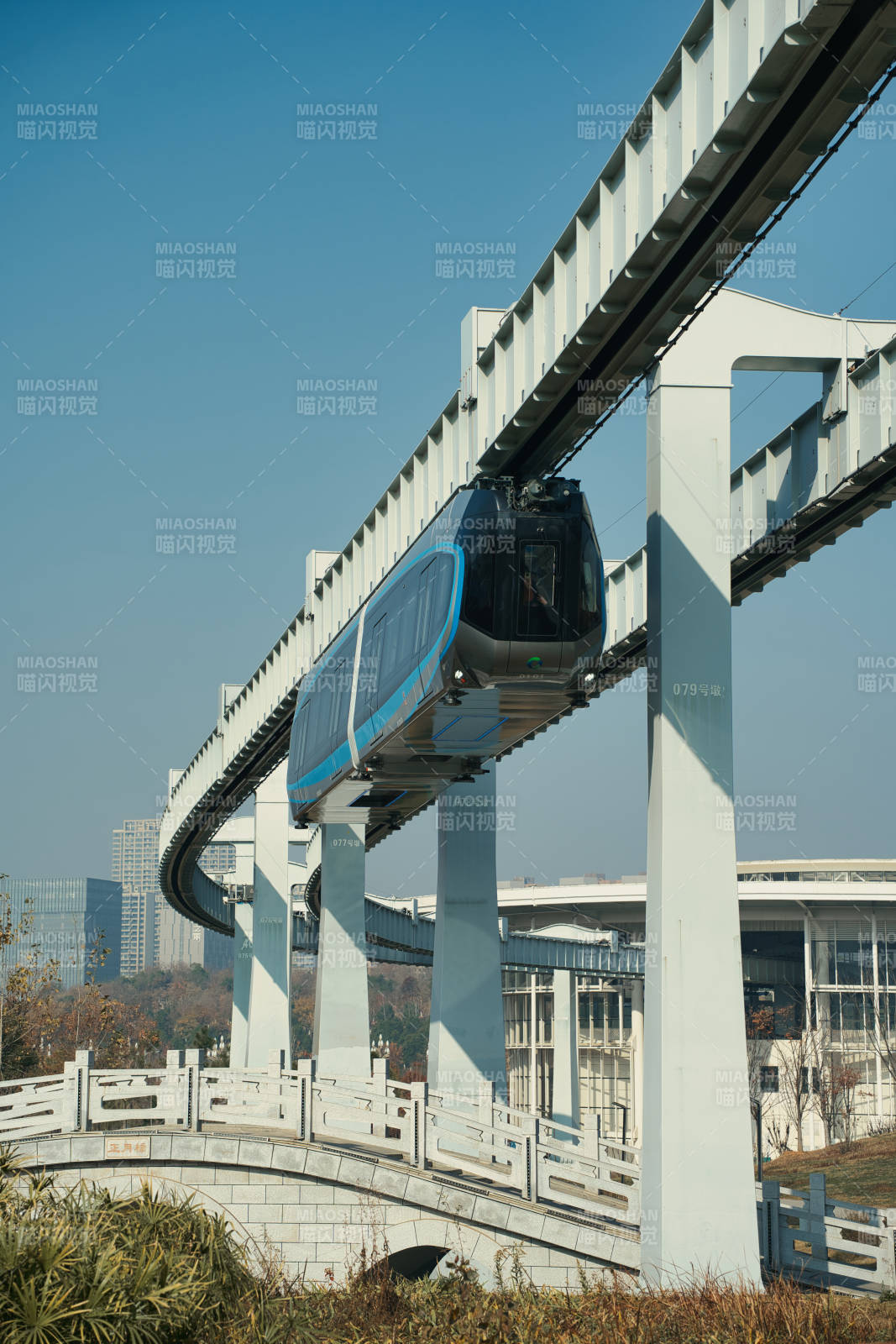 武汉空轨列车穿行城市