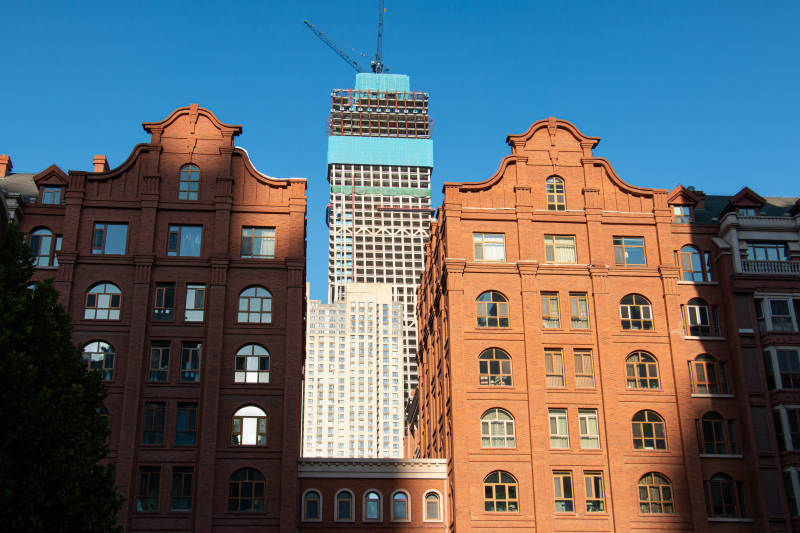 红砖楼与高楼对比