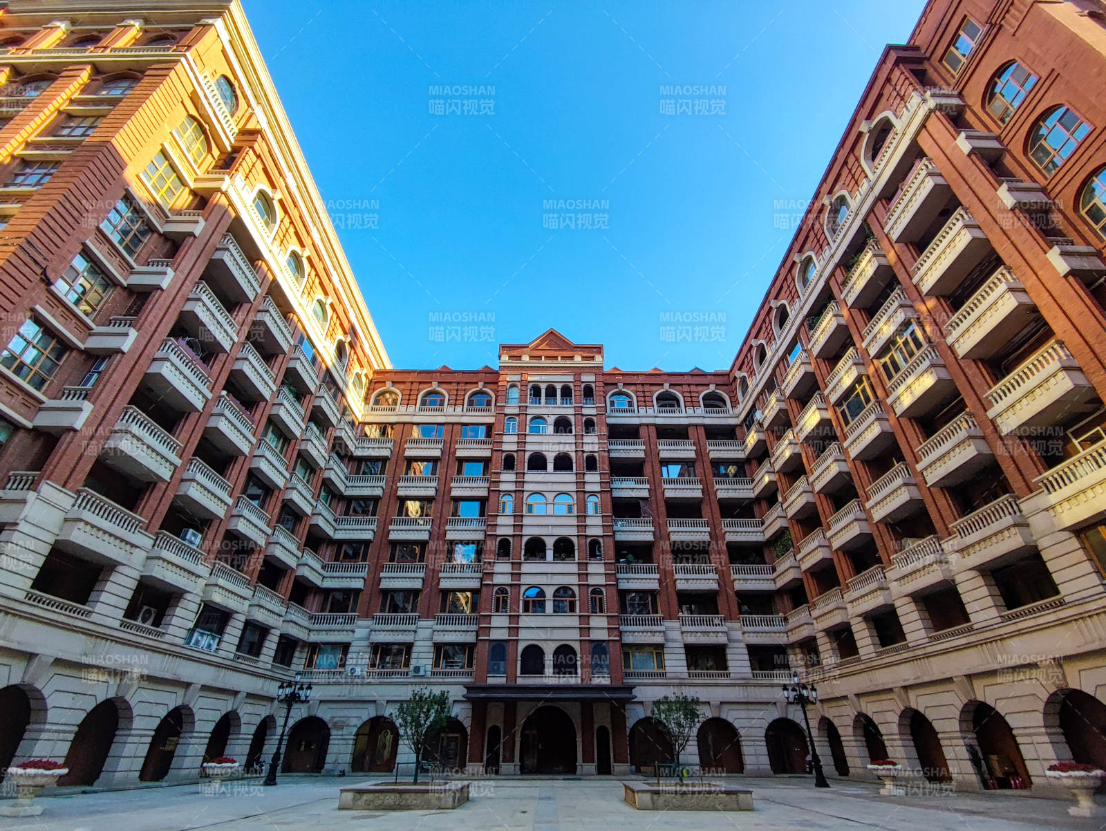 紅磚建筑庭院風光