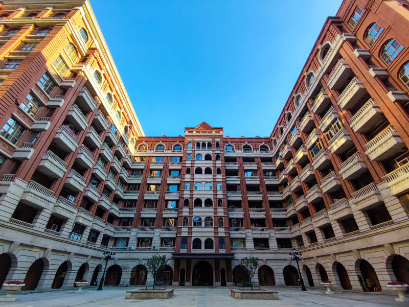 红砖建筑庭院风光