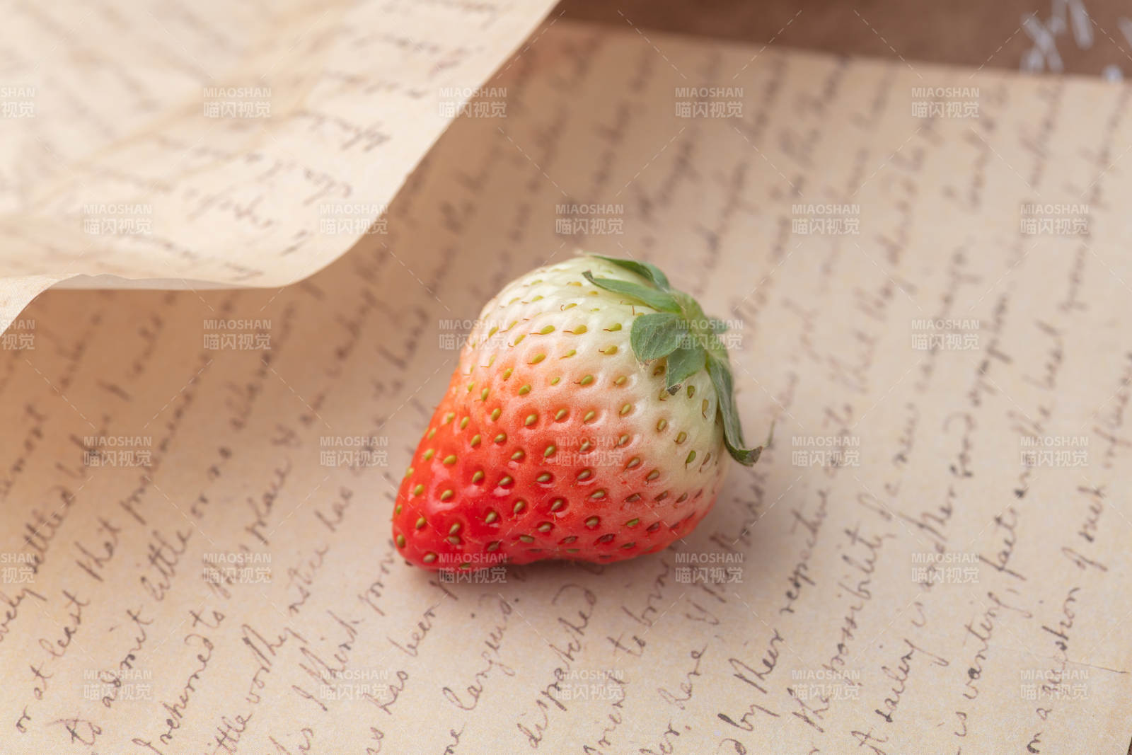 草莓静置于信笺上