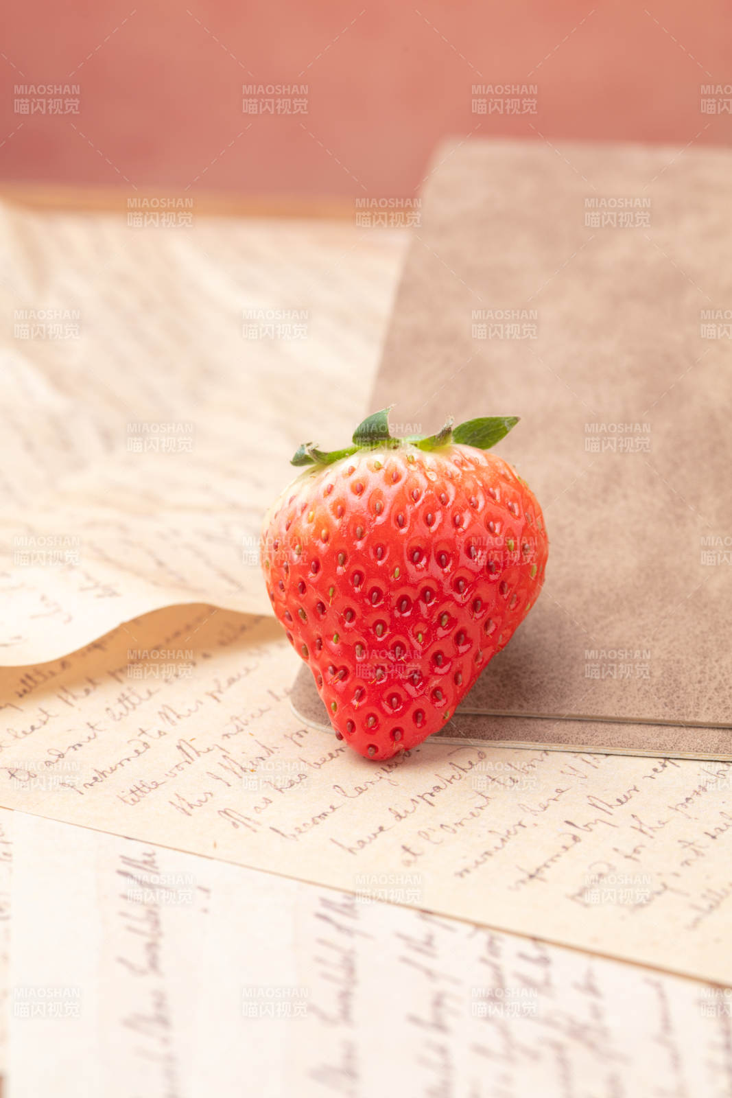 草莓与信笺的静谧