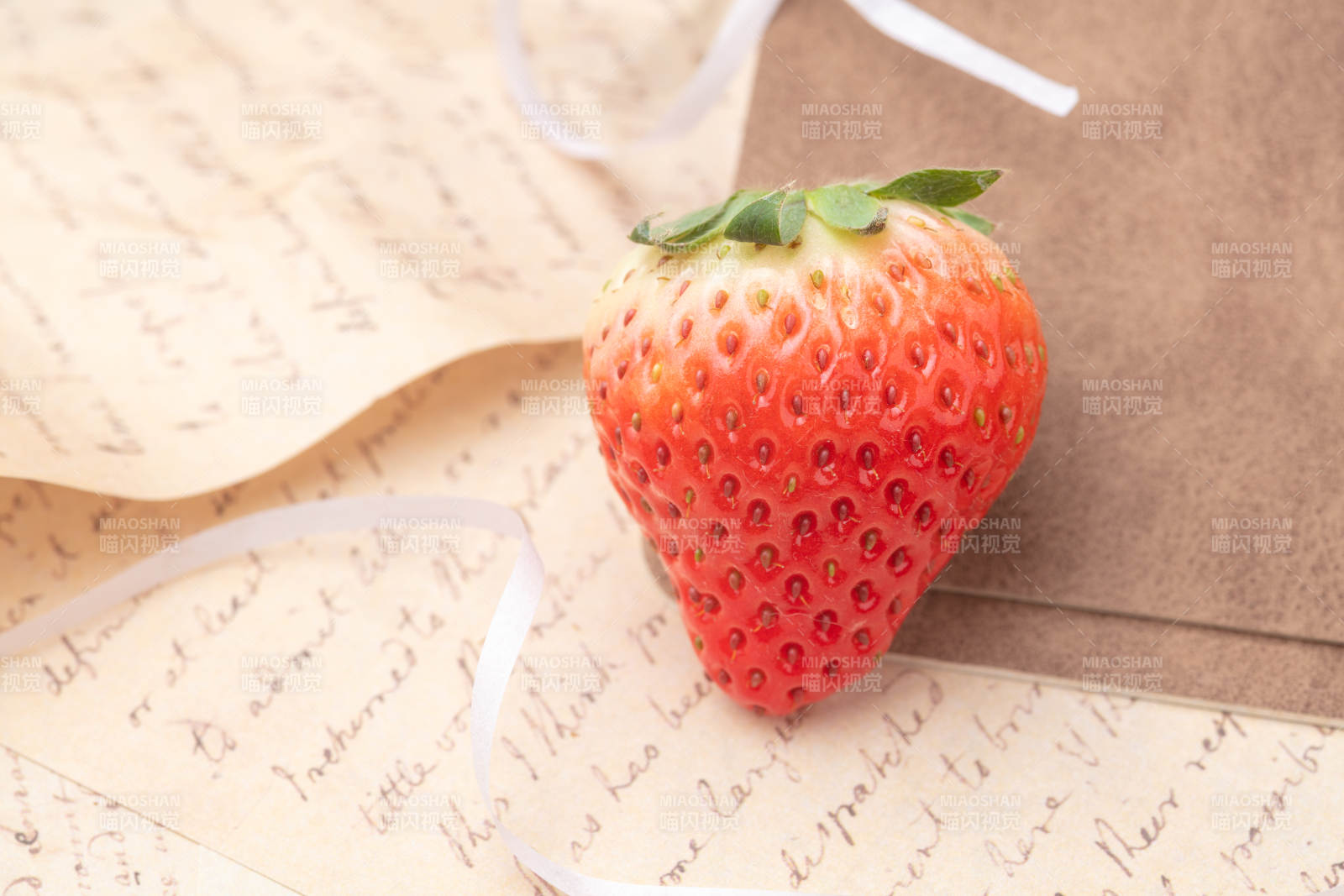 草莓与信笺静物