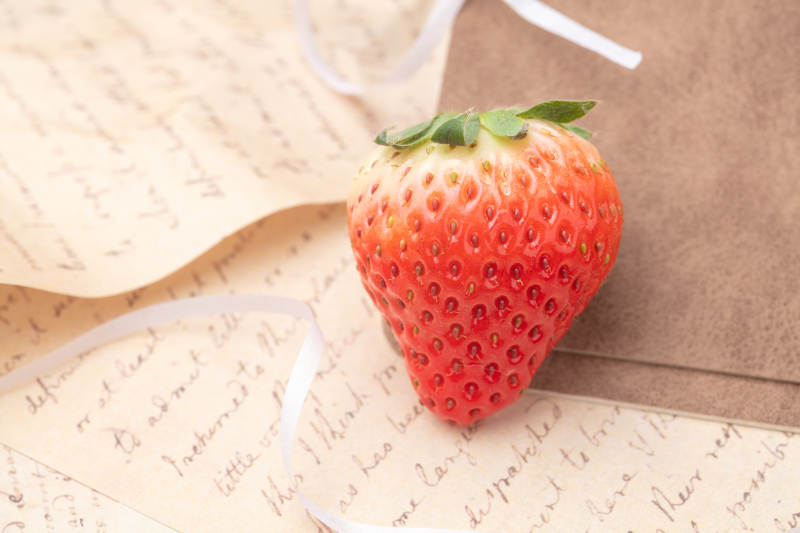 草莓与信笺静物