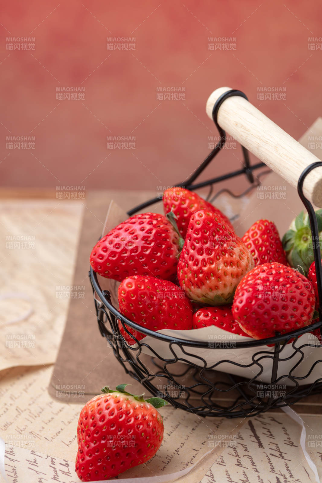 鲜红草莓篮中盛