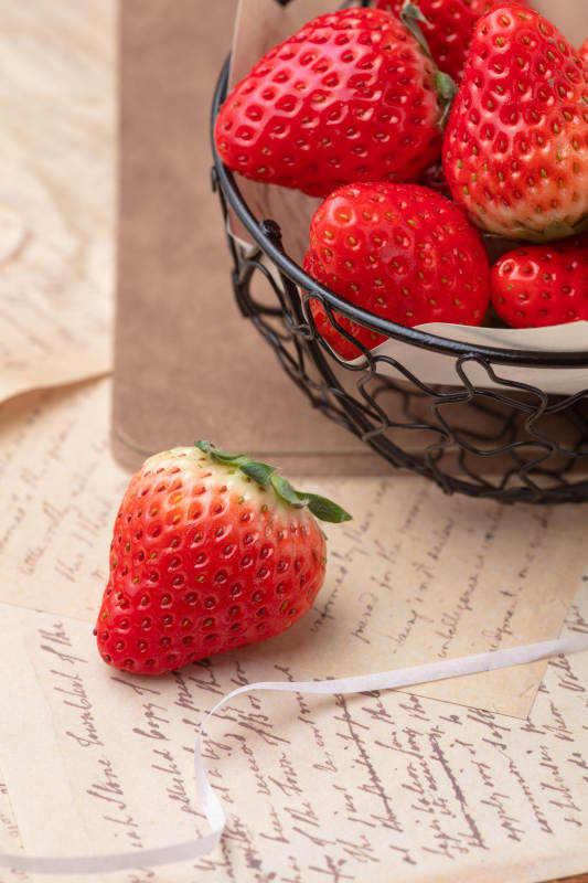 鲜红草莓静物图