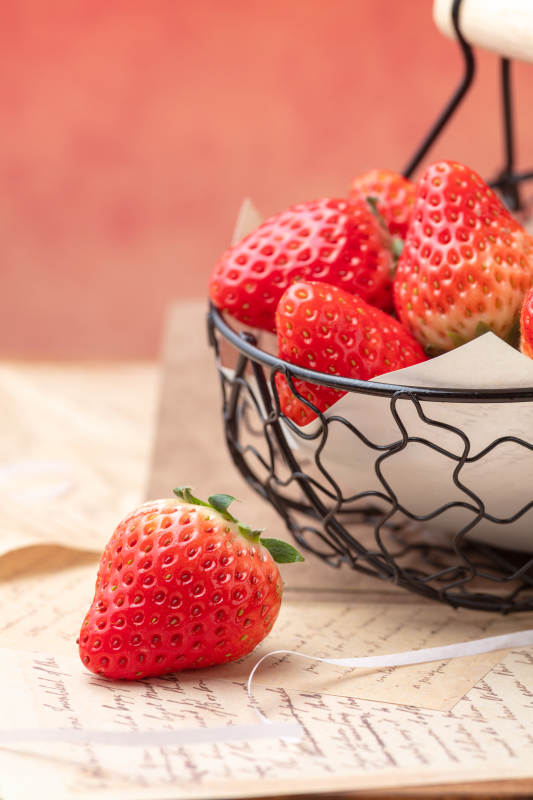 鲜红草莓静物图