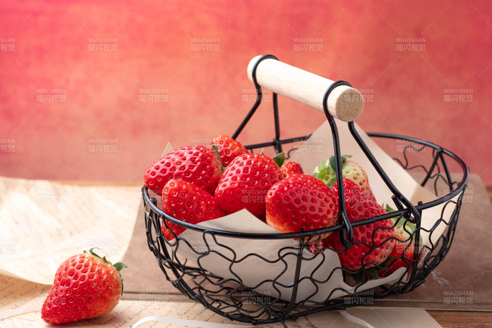 新鲜草莓篮