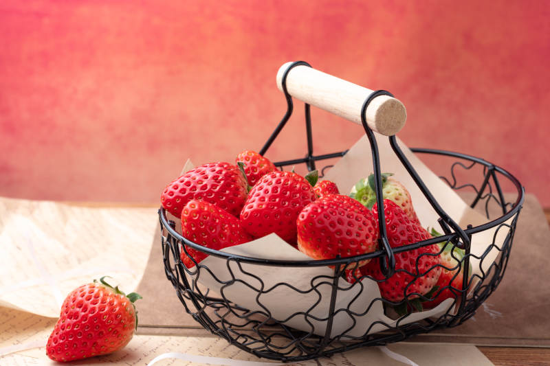 新鲜草莓篮