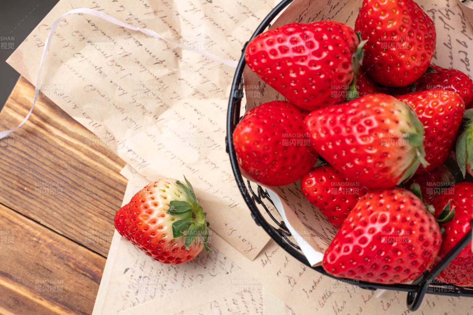 新鲜草莓静物图