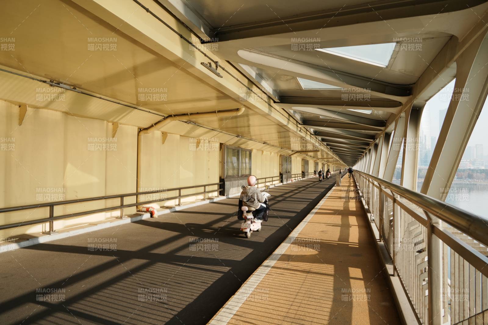 橋上行人靜謐時光