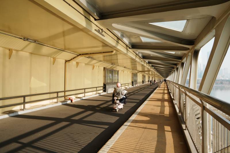 橋上行人靜謐時光