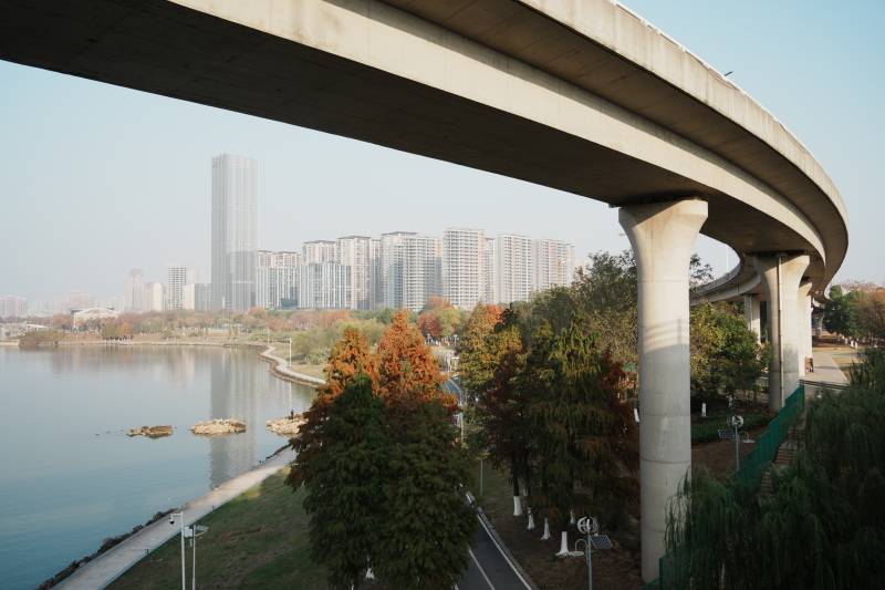 城市湖畔高架桥