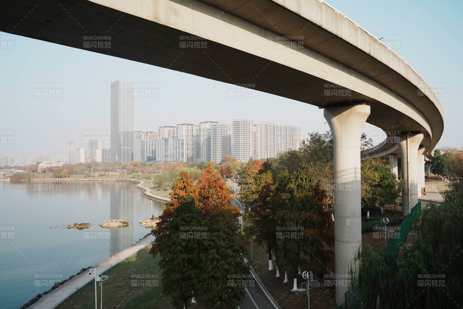 城市湖畔高架桥