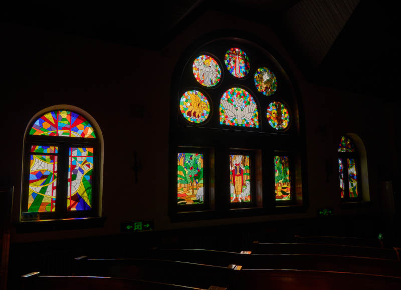 彩窗教堂靜謐光影