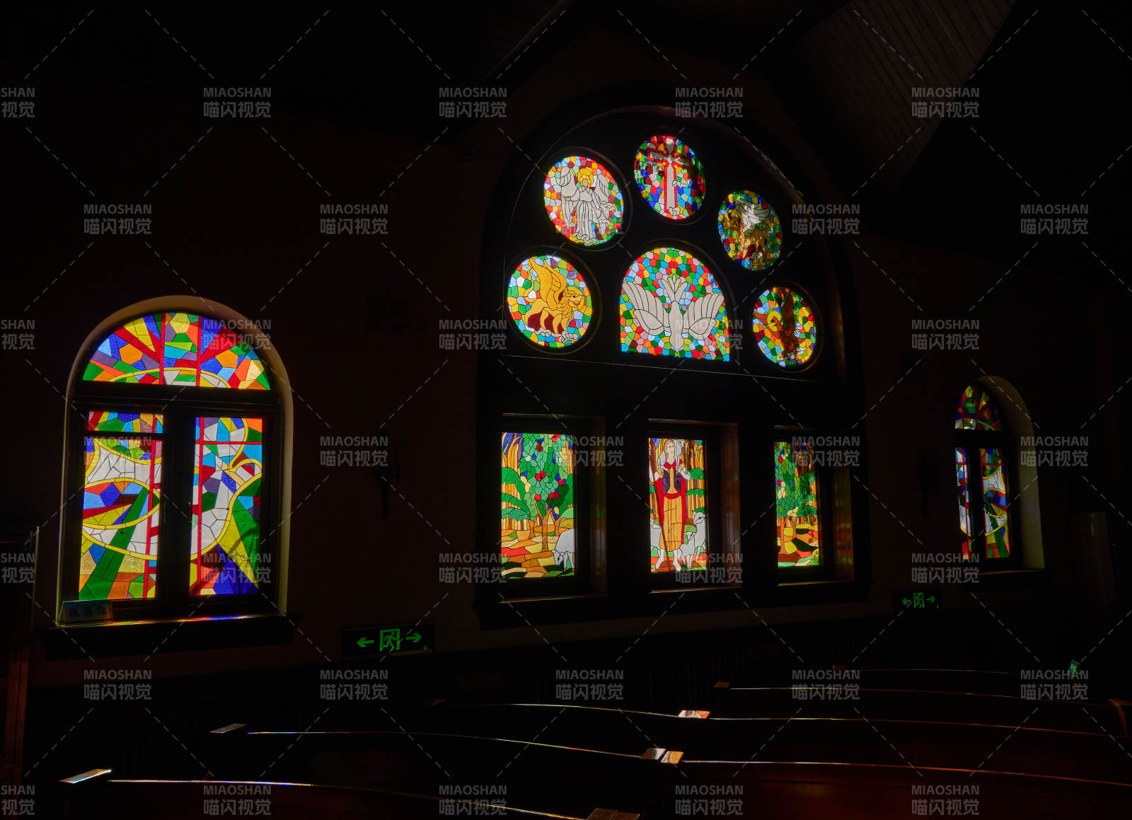 彩窗教堂静谧光影