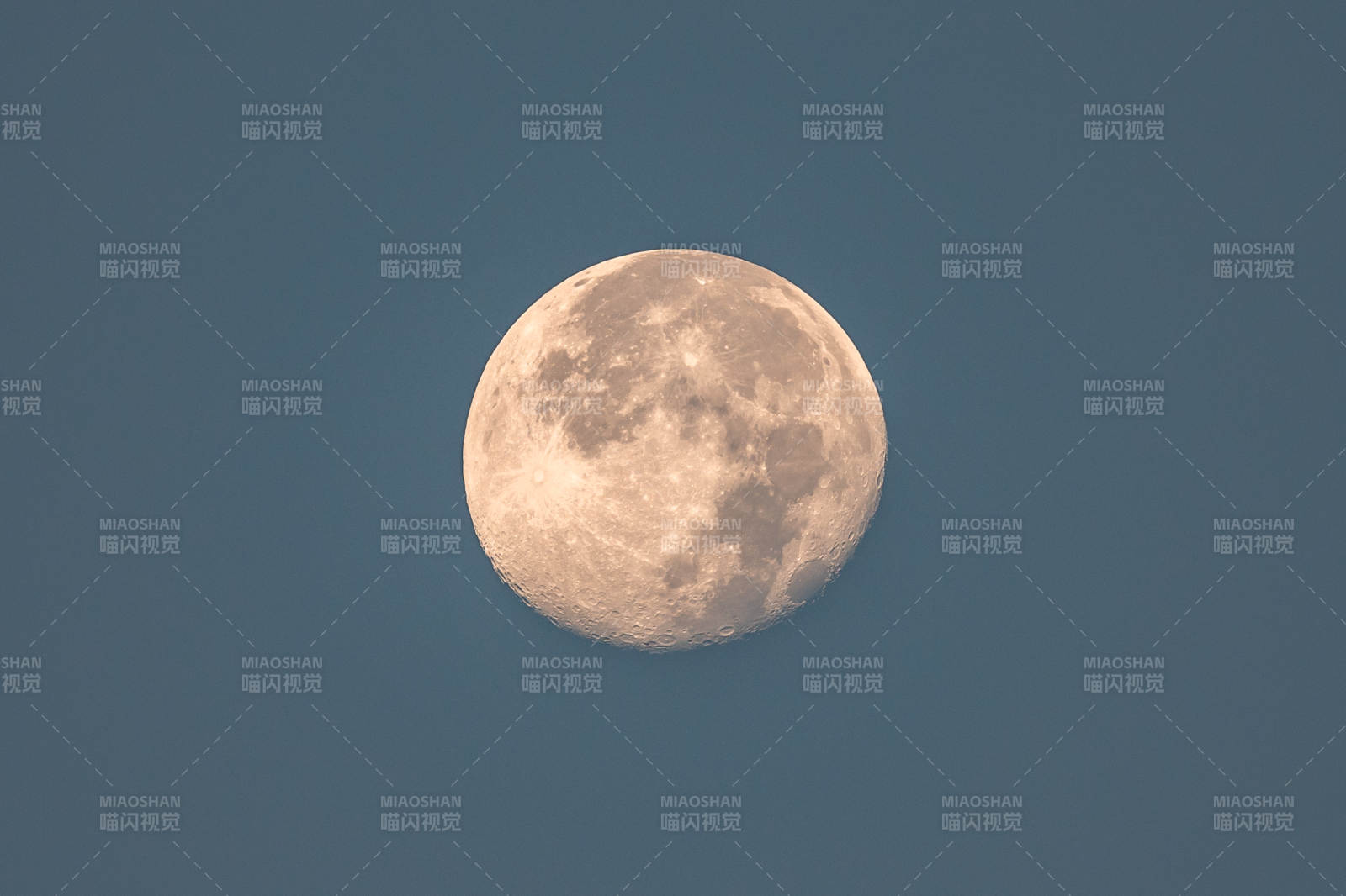 皎潔明月懸夜空