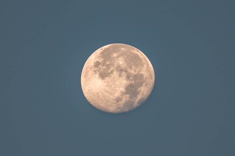 皎洁明月悬夜空