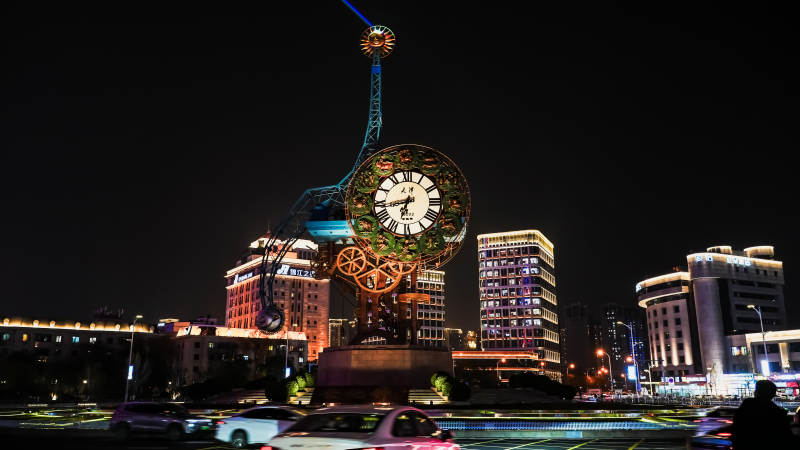 夜幕下的城市钟楼