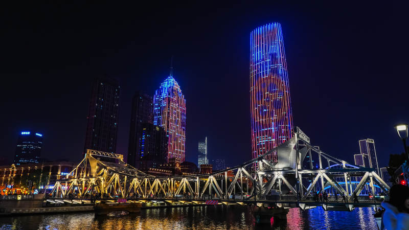 夜色中的城市橋梁