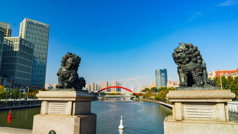 城市河畔石獅雕像