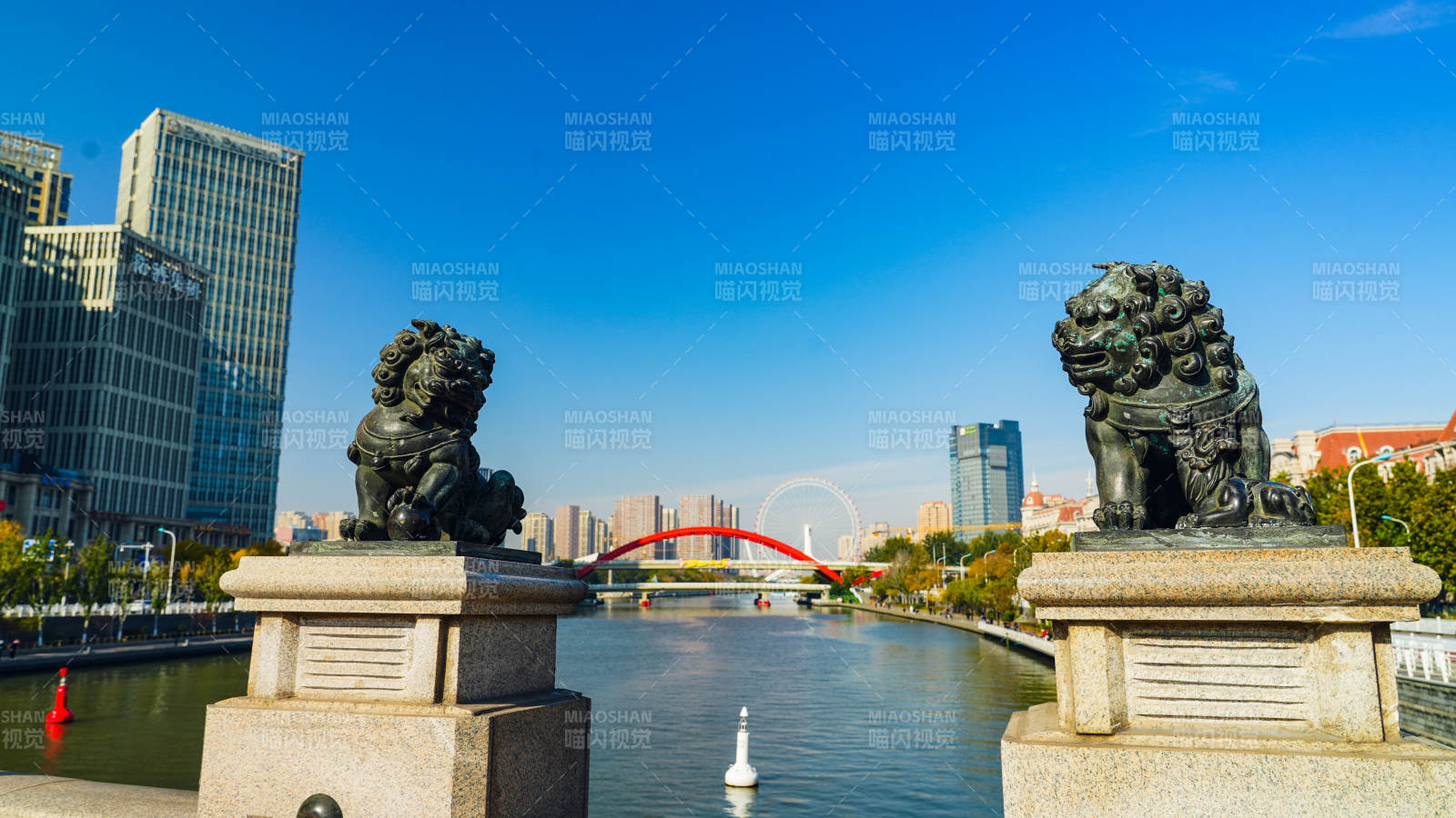 城市河畔石獅雕像