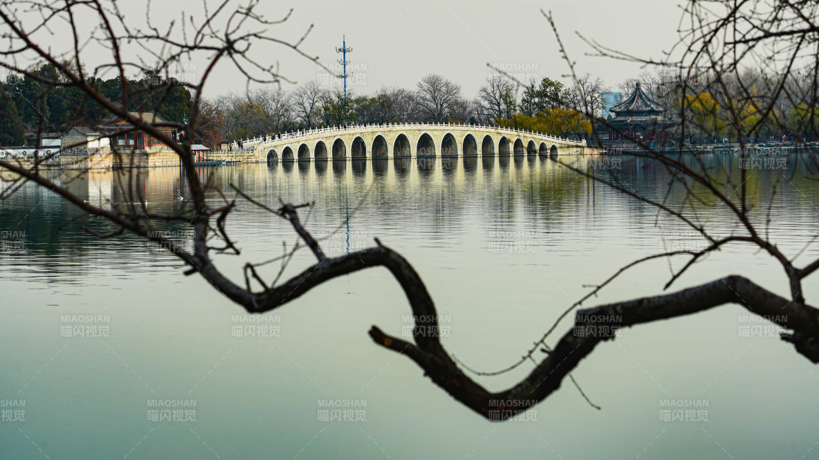 十七孔橋靜謐湖景