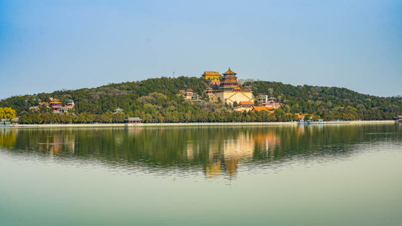 湖光山色映古寺