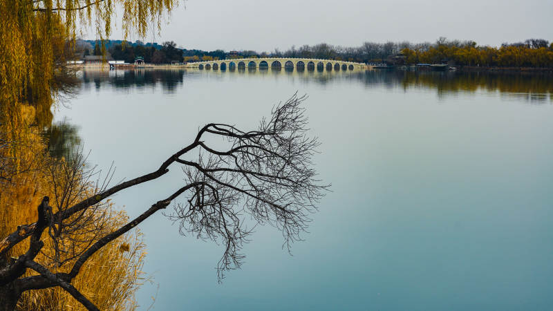 湖畔秋景静谧美