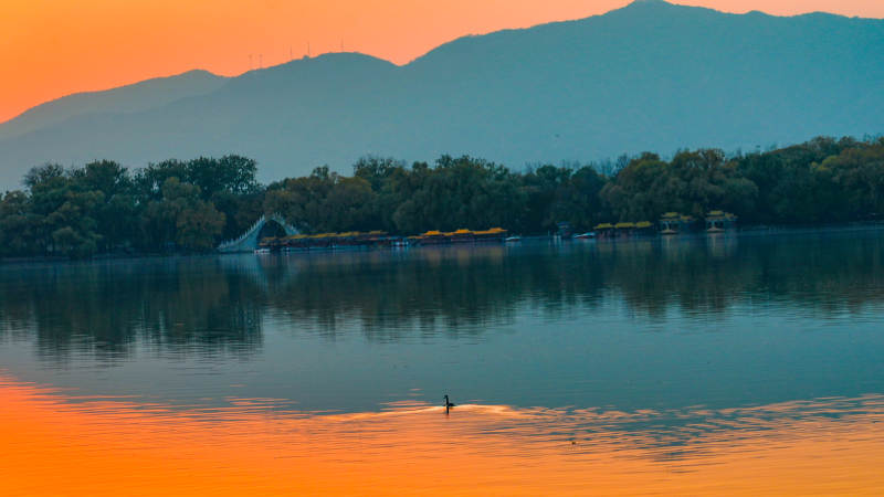 湖畔日落静谧美