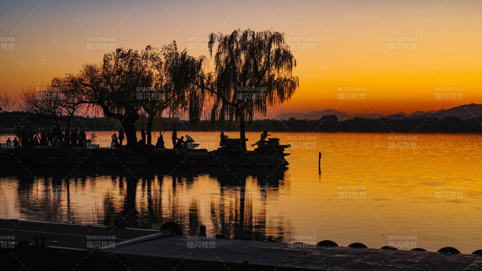 頤和園知春島湖畔夕照剪影