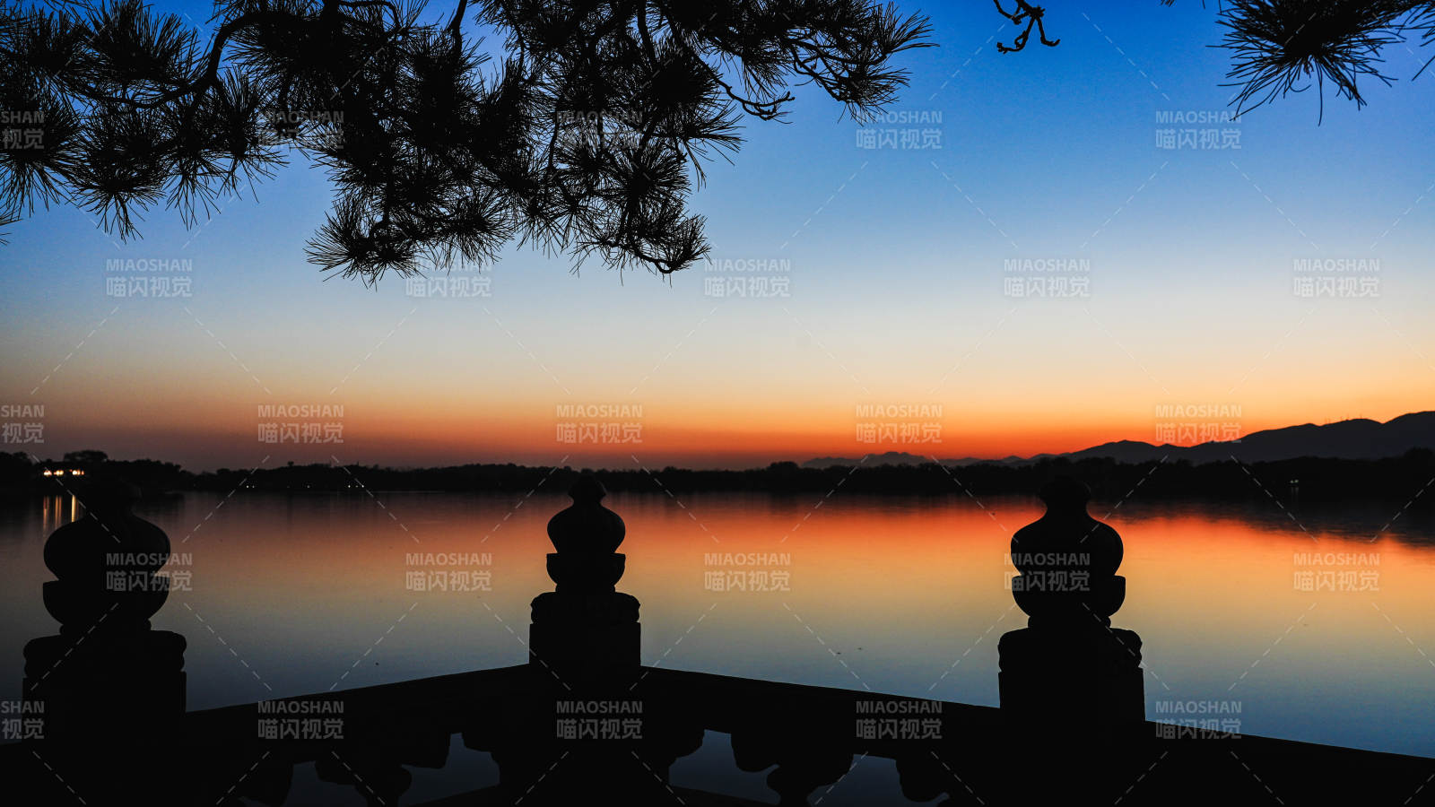 頤和園昆明湖畔夕照剪影