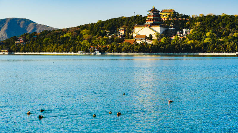 湖光山色映古塔