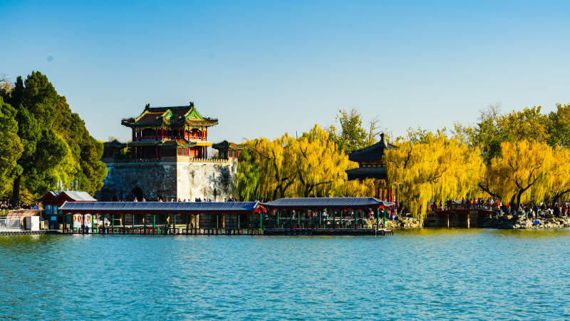 湖畔古亭秋色美