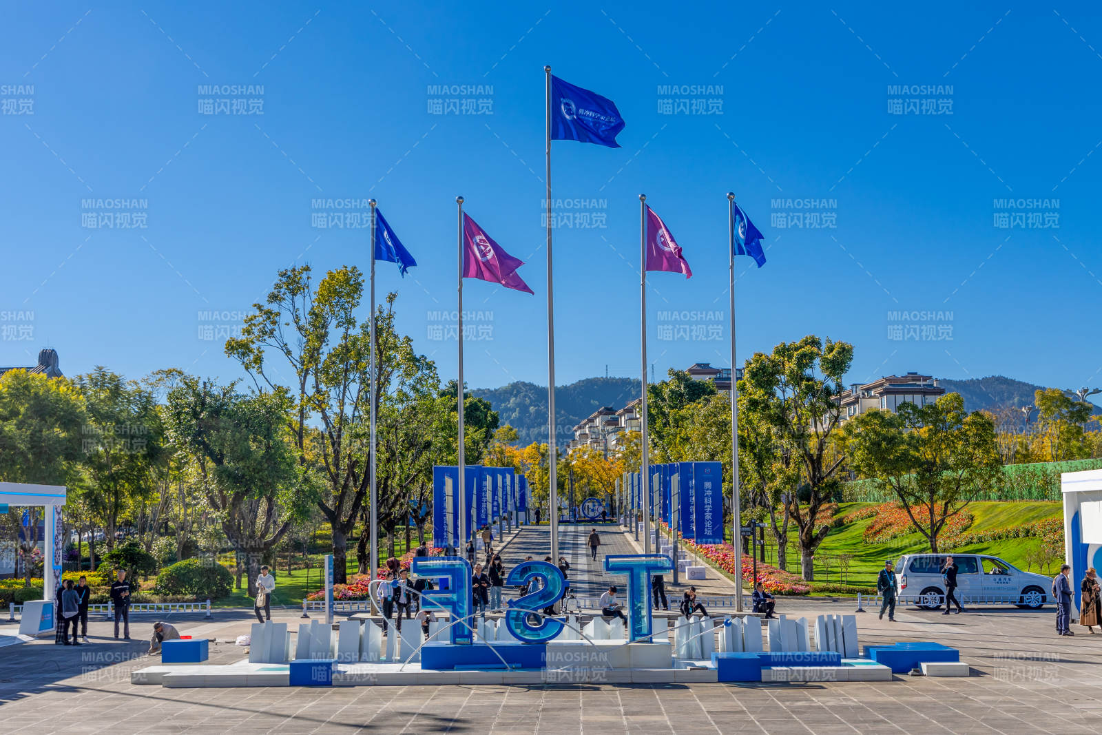 蓝色旗帜迎风飘扬