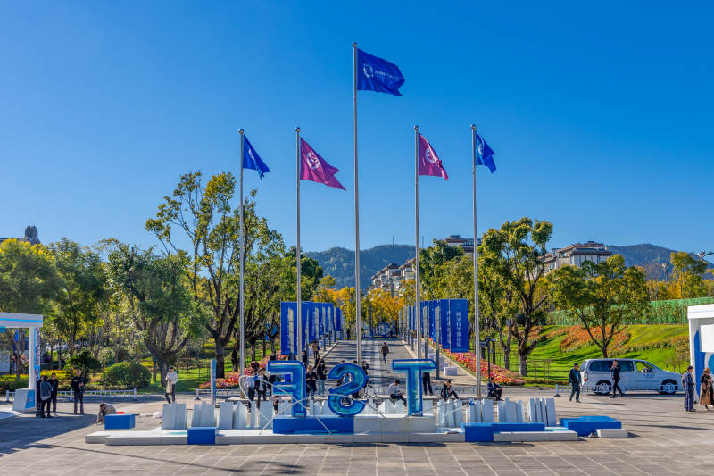 蓝色旗帜迎风飘扬