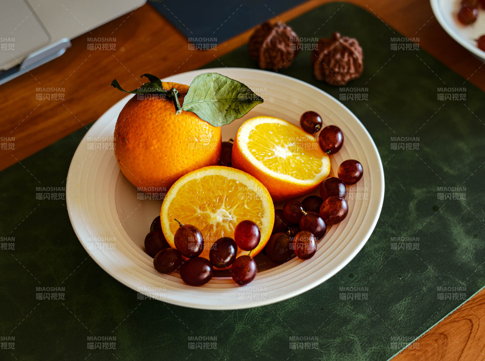 橙子與葡萄的靜物
