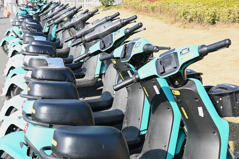 整齐排列的电动滑板车