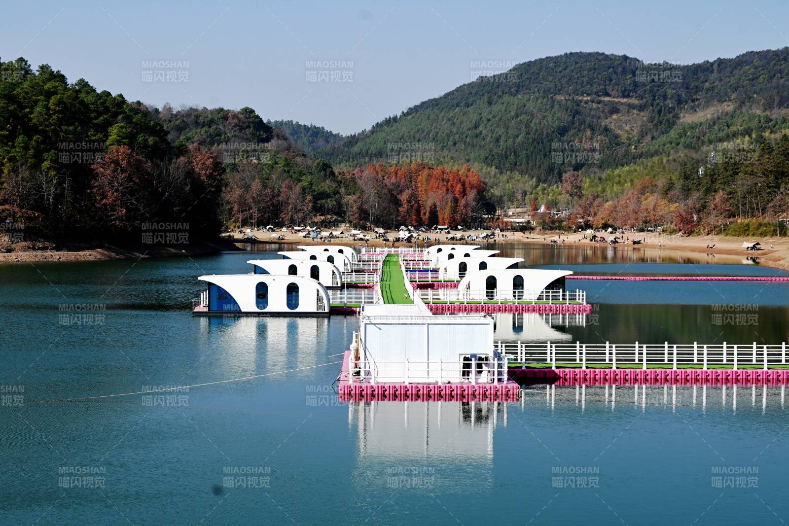 浙江甘岭水库里的水上餐厅