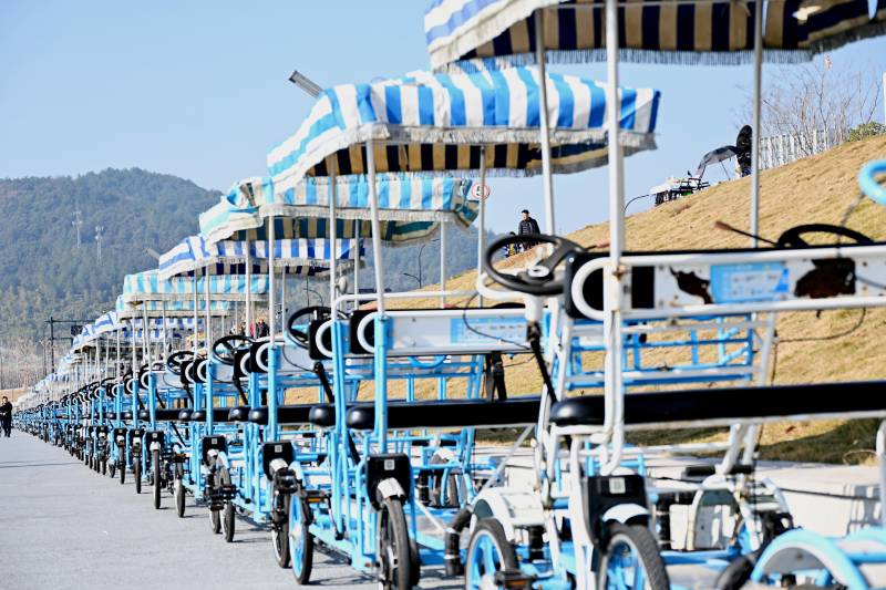 藍色觀光車隊列