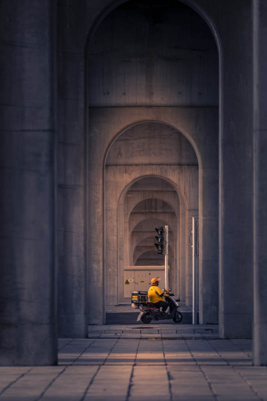 拱廊中的骑行者