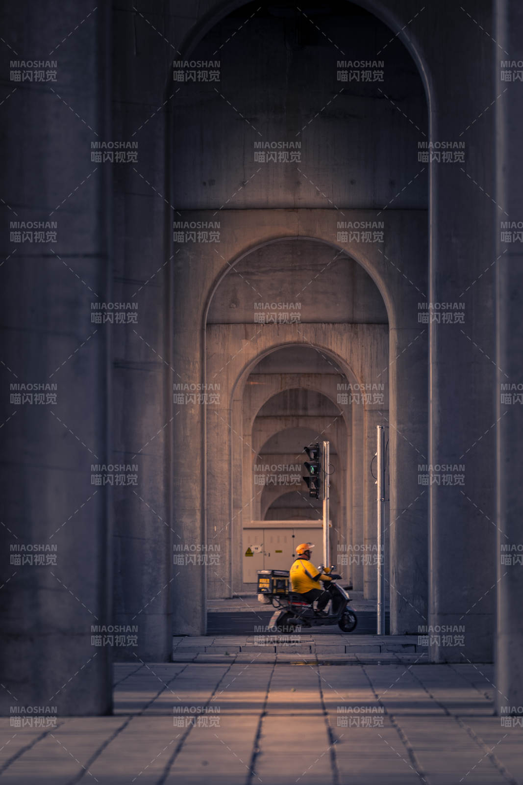 拱廊中的骑行者