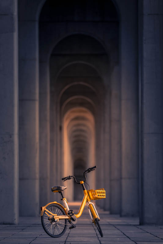 黄车穿行拱廊间