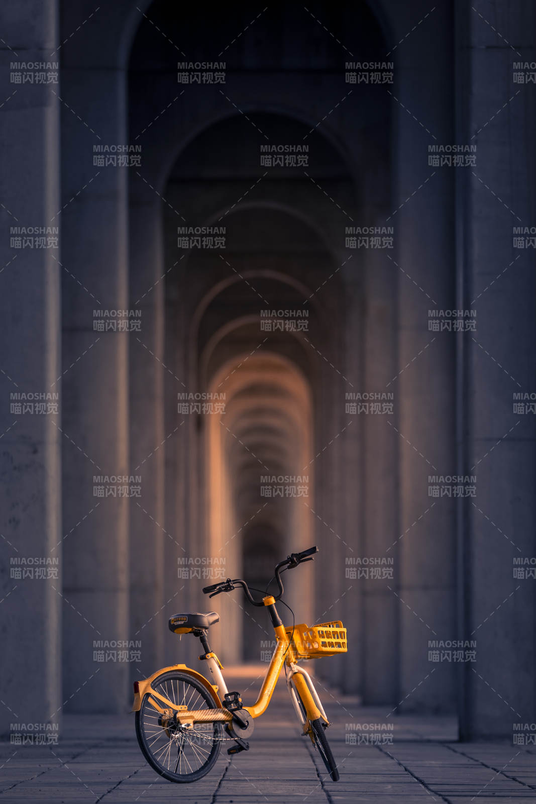 黃車穿行拱廊間