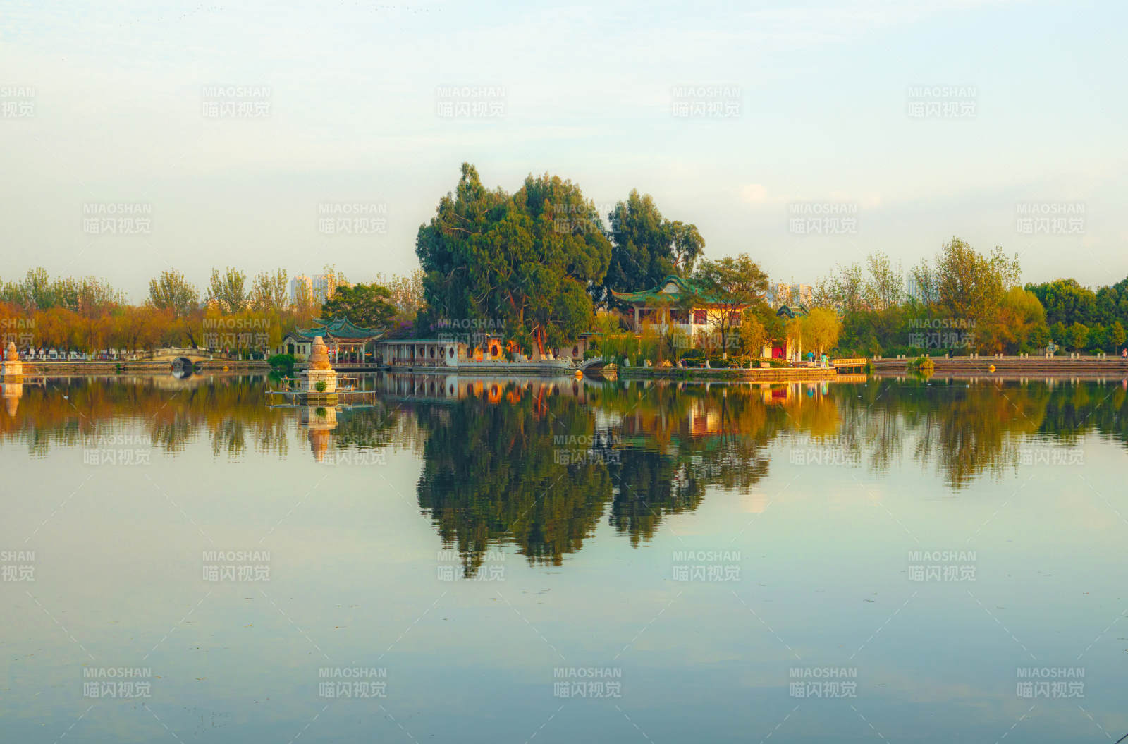 湖畔秋景静谧美