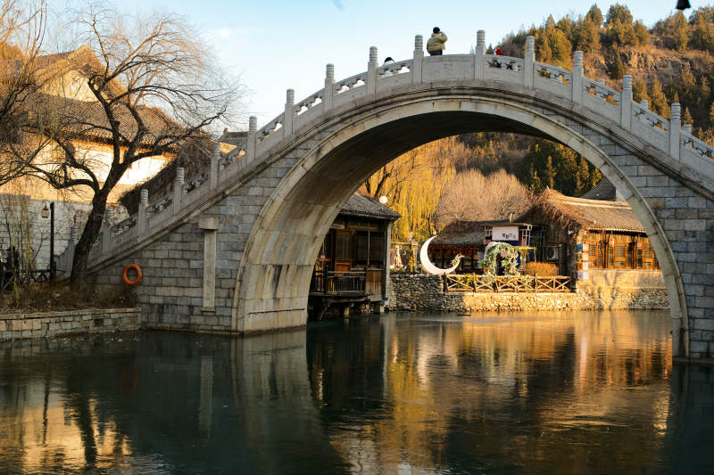 古北水鎮(zhèn)古橋映水靜謐景